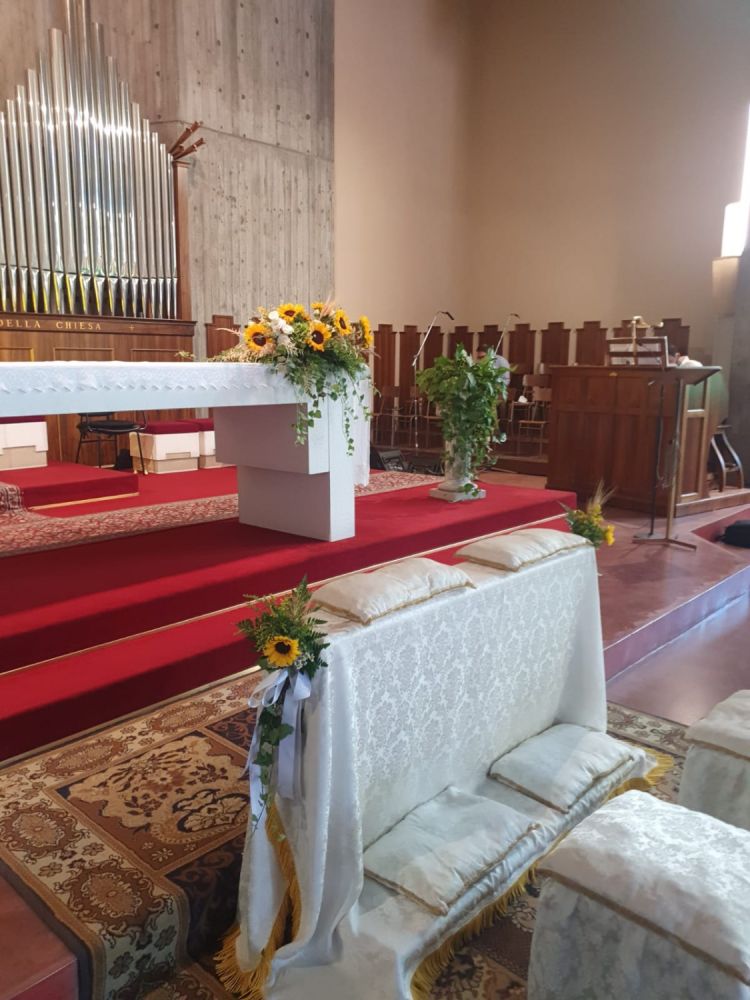 Allestimento parziale della chiesa con girasoli, spighe e lisianthus