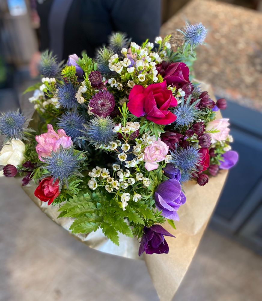 Bouquet misto primaverile con eringium, anemoni, ranuncoli e wax flower.