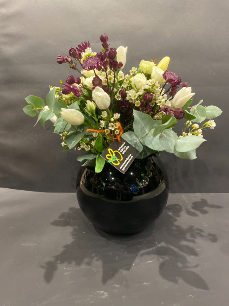 Bouquet in vaso e sfera di cristallo con tulipani, astranzia, eucalipto e wax flower.